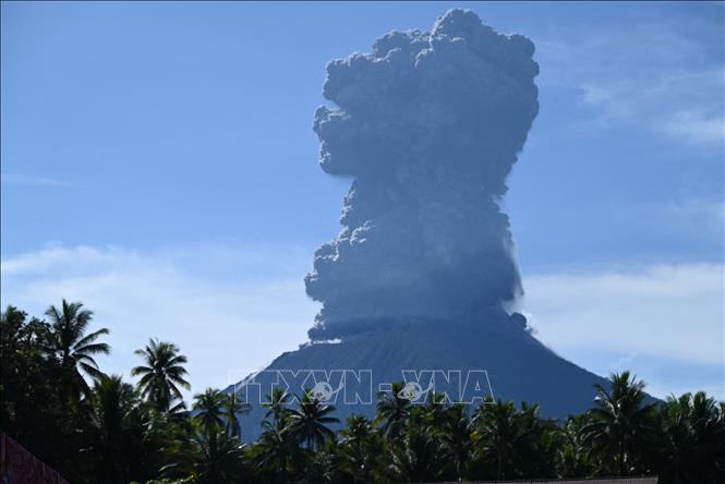 Cột tro bụi phun lên từ miệng núi lửa Ibu ở tỉnh Bắc Maluku, Indonesia, ngày 13/5/2024. Ảnh: AFP/TTXVN