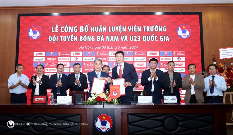 Lễ ký kết tân huấn luyện viên đội tuyển Việt Nam và U23 Việt Nam. (Ảnh: VFF)