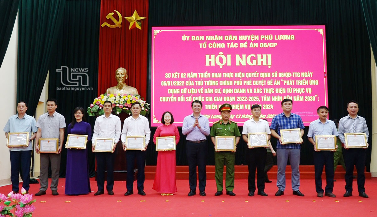 Lãnh đạo huyện Phú Lương khen thưởng các tập thể có thành tích xuất sắc