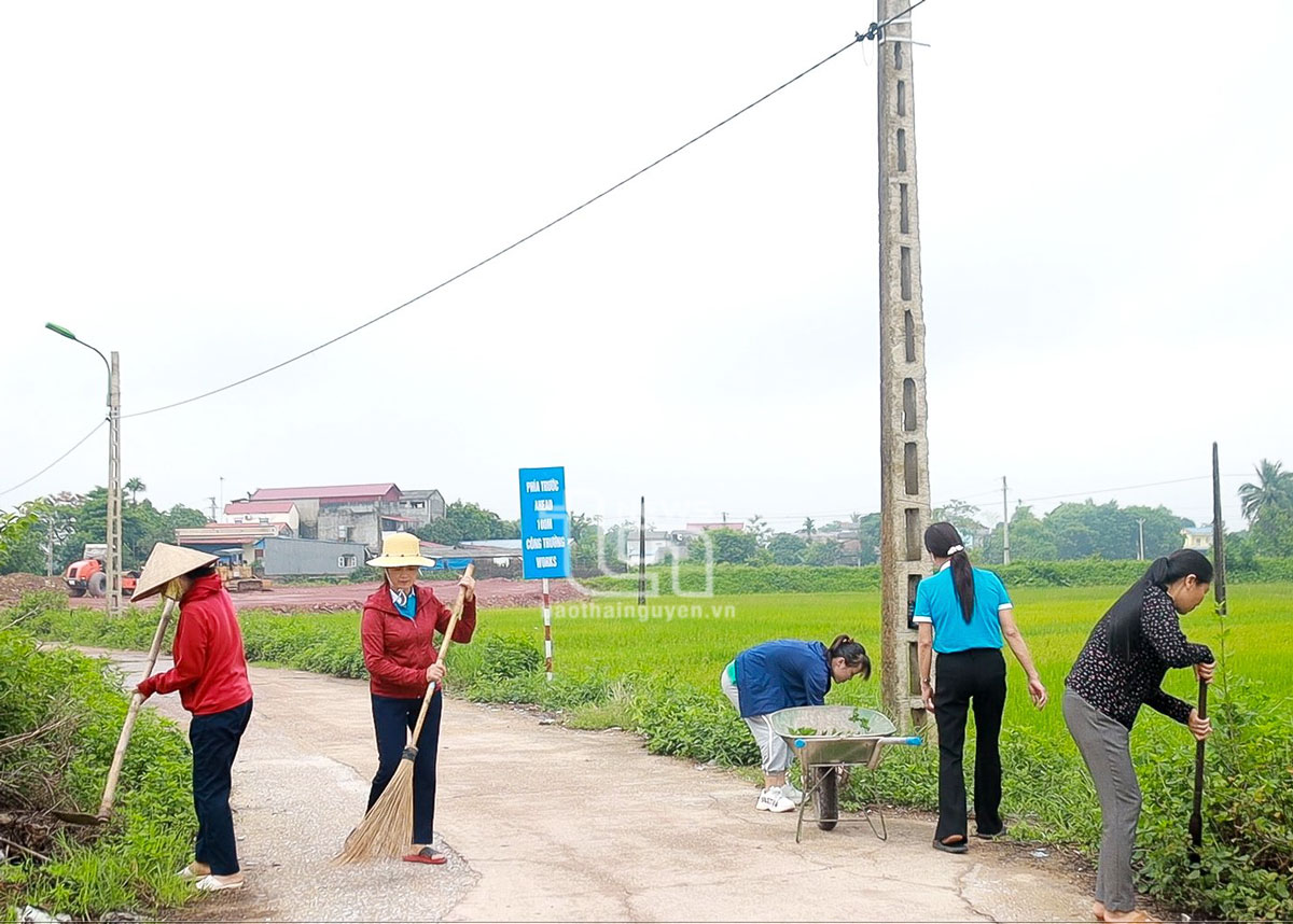 hời gian qua, các cấp Hội LHPN của TP. Thái Nguyên đã có nhiều hoạt động hưởng ứng thực hiện Chương trình xây dựng nông thôn mới. Trong ảnh: Hội LHPN xã Huống Thượng quét dọn vệ sinh các tuyến đường trên địa bàn.