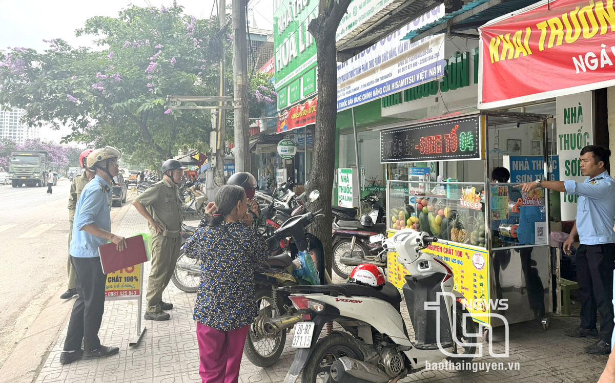 Lực lượng chức năng TP. Thái Nguyên và phường Thịnh Đán ra quân lập lại trật tự vỉa hè khu vực Bệnh viện A Thái Nguyên.