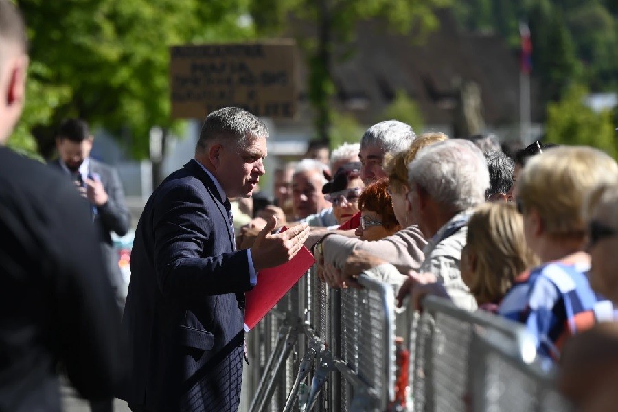 Thủ tướng Slovakia Robert Fico nói chuyện với người dân bên ngoài Nhà Văn hóa ở thị trấn Handlova trước khi bắt đầu cuộc họp Nội các ngày 14/5. (Nguồn: AP)