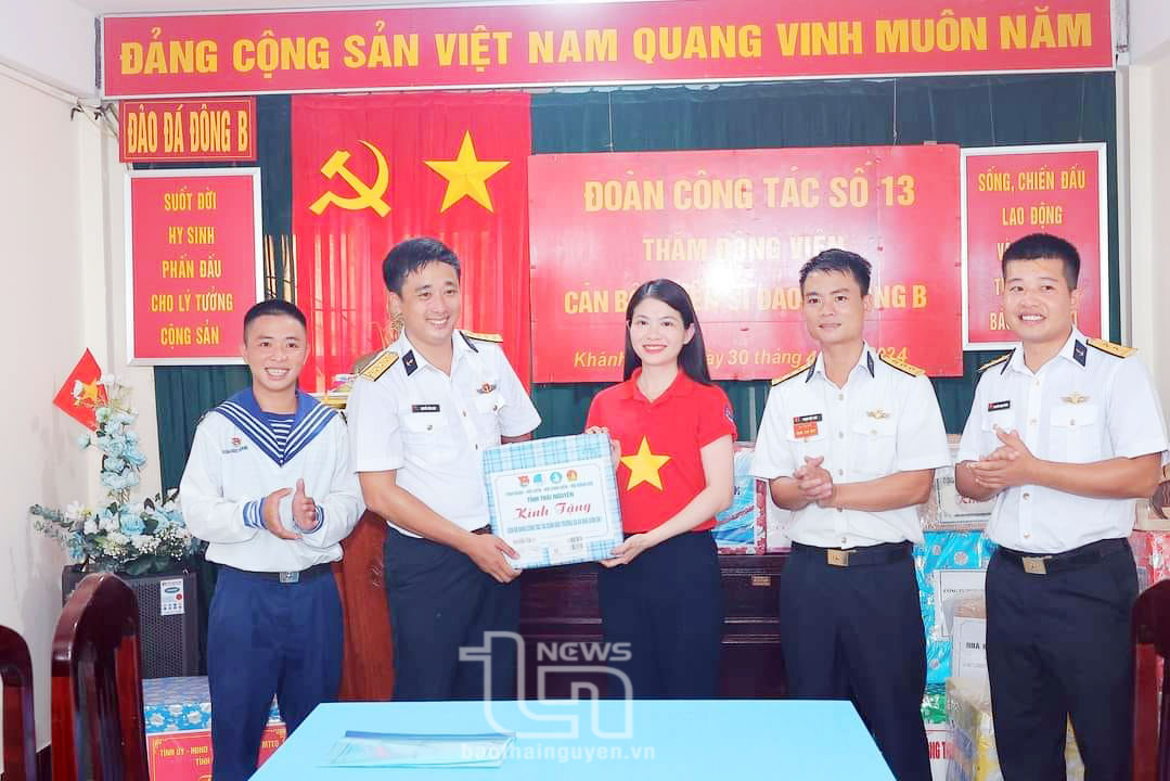 Đại diện lãnh đạo Tỉnh đoàn gửi quà của Thiếu nhi Thái Nguyên tặng chiến sĩ tại các điểm đến thăm.