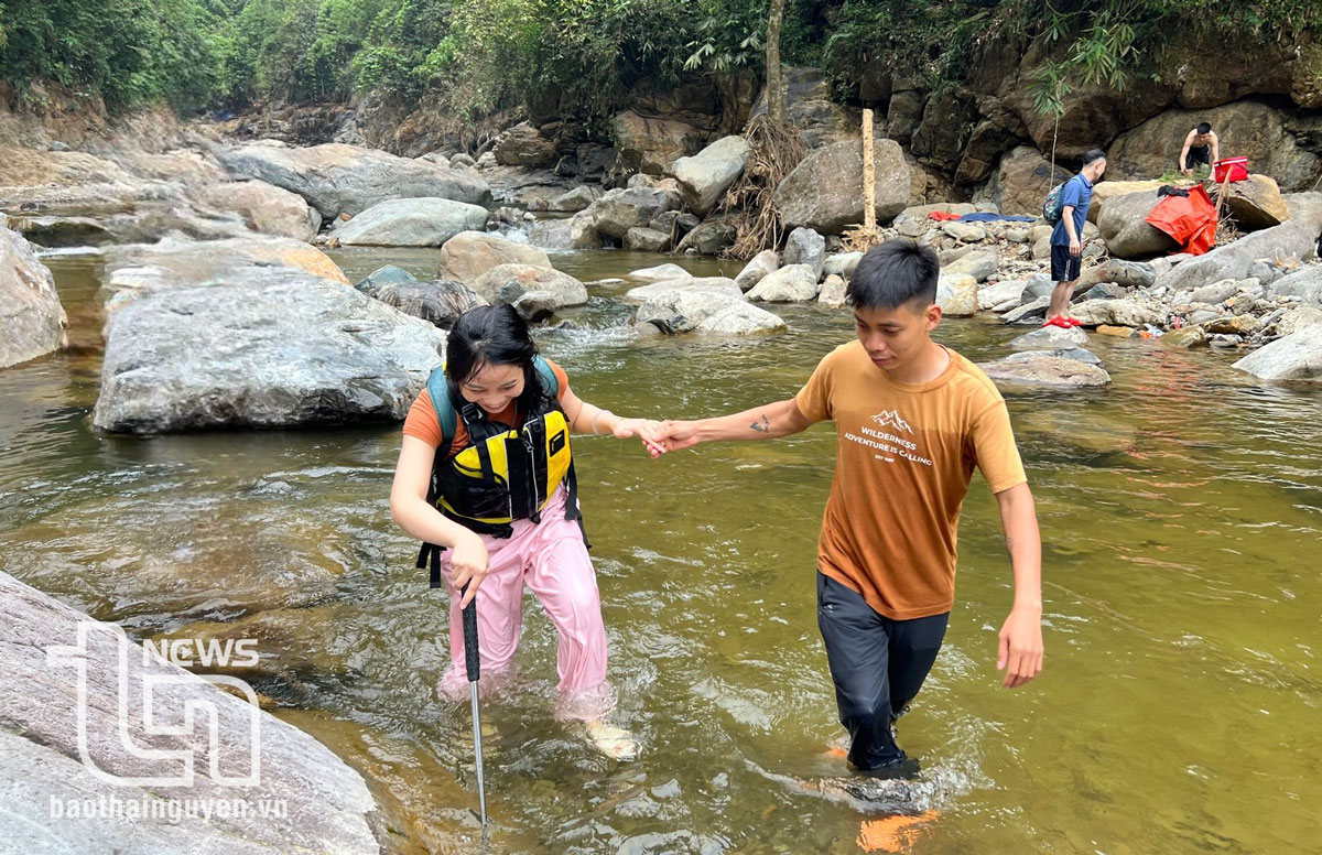 Anh Nguyễn Văn Tùng đưa du khách đi “trekking” suối Cửa Tử.