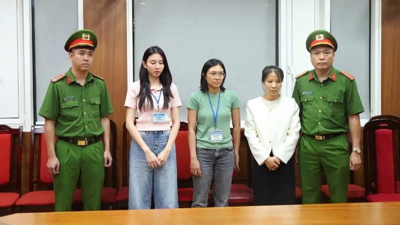 Từ trái qua phải: Nguyễn Thúc Thùy Tiên, Phạm Thị Diễm Trinh và Trần Thị Lệ Thu.