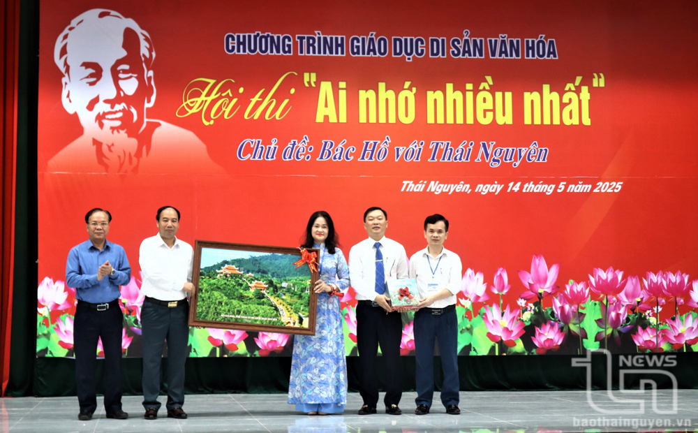 Lãnh đạo Sở Văn hóa, Thể thao và Du lịch trao tặng Trường Phổ thông Dân tộc nội trú Thái Nguyên bức tranh Nhà tưởng niệm Chủ tịch Hồ Chí Minh tại ATK Định Hóa.