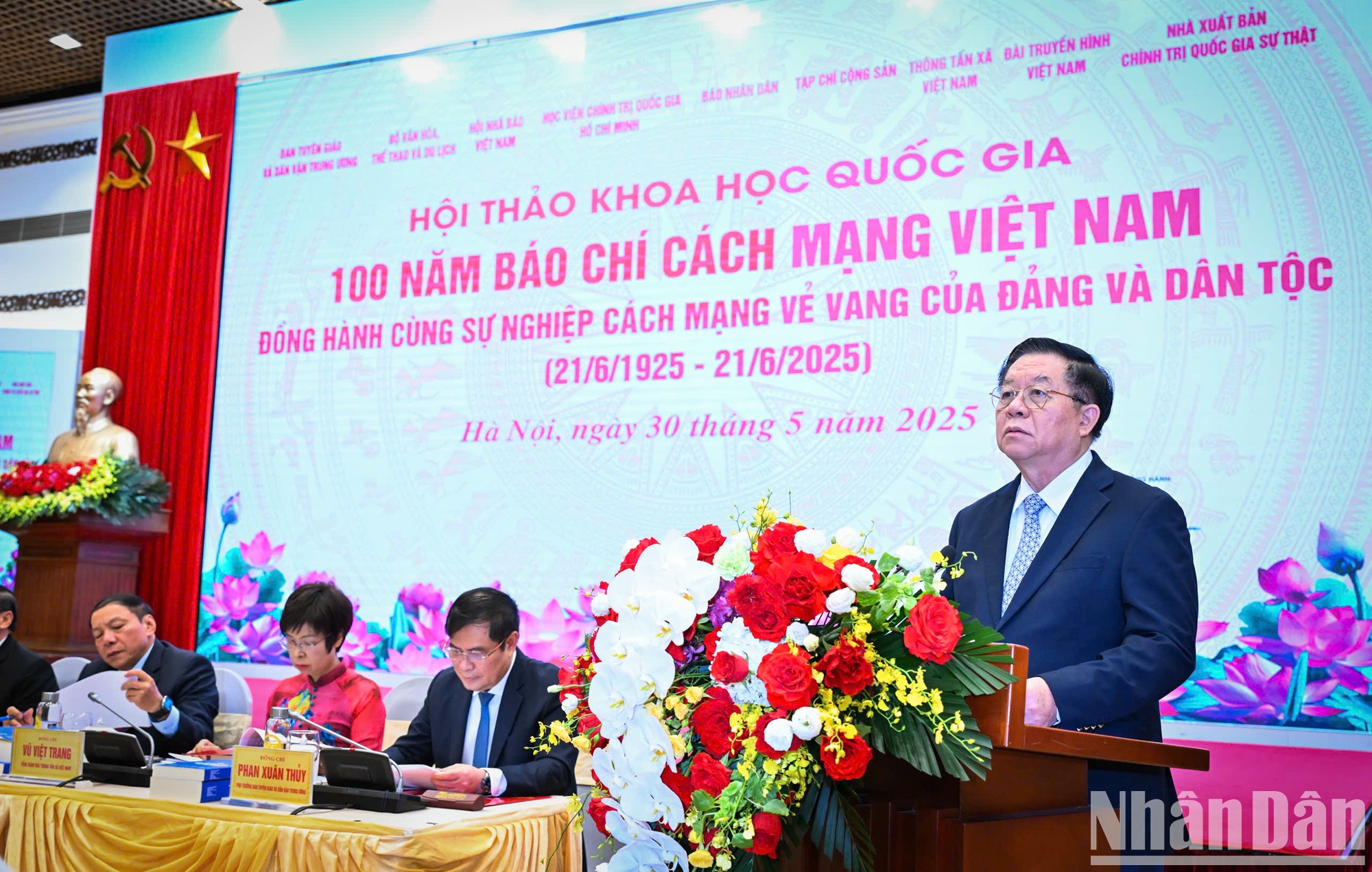 Đồng chí Nguyễn Trọng Nghĩa phát biểu kết luận Hội thảo.