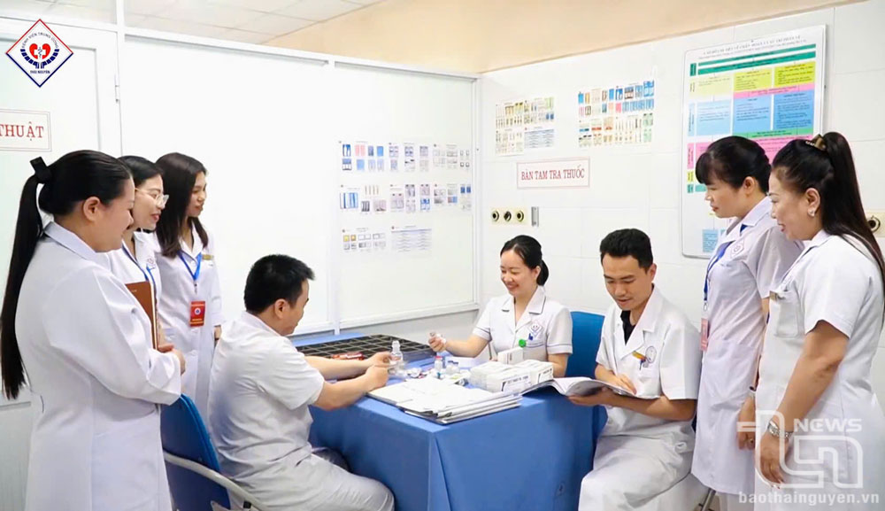 Cán bộ Phòng Quản lý chất lượng Bệnh viện kiểm tra thuốc tại Khoa Ngoại tim mạch - Lồng ngực.