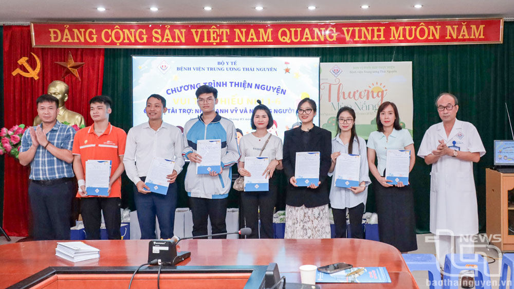 Lãnh đạo Bệnh viện Trung ương Thái Nguyên trao Thư cảm ơn đến các nhà hảo tâm đã đồng hành, tổ chức Chương trình.