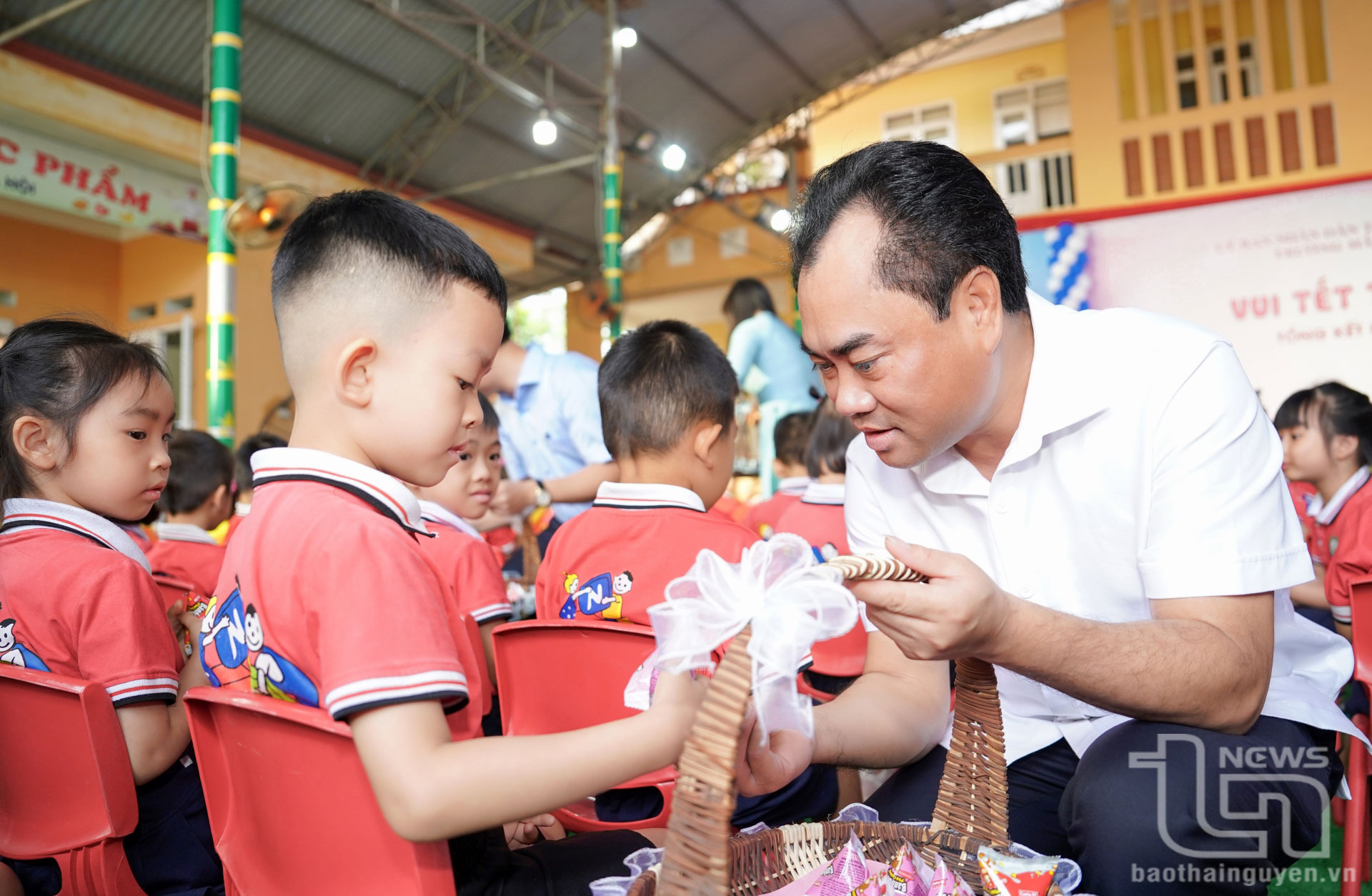 Đồng chí Bí thư Tỉnh ủy Trịnh Việt Hùng tặng quà các cháu thiếu nhi.