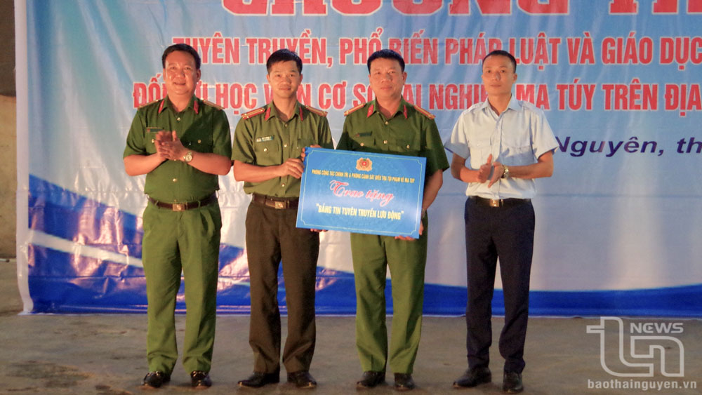 Phòng Công tác chính trị và Phòng Cảnh sát điều tra tội phạm về ma túy đã trao tặng “Bảng tin tuyên truyền lưu động” cho Cơ sở cai nghiện tỉnh Thái Nguyên.