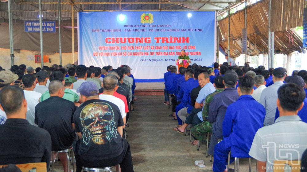 Báo cáo viên của Phòng Cảnh sát điều tra tội phạm về ma túy truyền đạt các nội dung về công tác phòng, chống tội phạm ma túy.