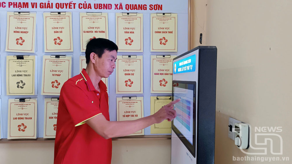 Máy lấy số thứ tự tự động được trang bị tại Bộ phận tiếp nhận và trả kết quả thủ tục hành chính xã Quang Sơn.