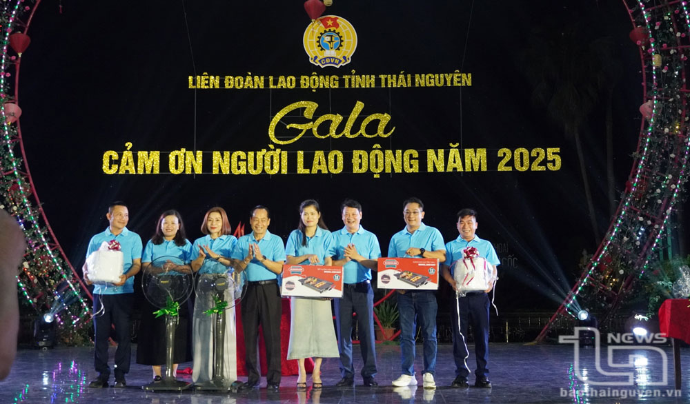 Đồng chí Phạm Việt Dũng, Chủ tịch Liên đoàn Lao động tỉnh, trao quà cho các đoàn viên bốc thăm trúng thưởng tại Chương trình.