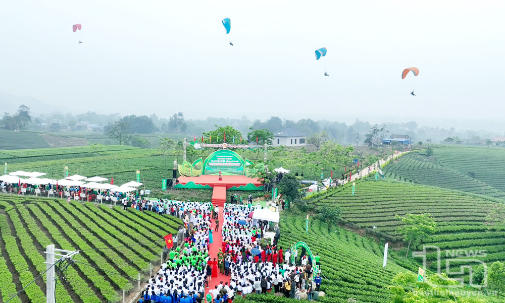 Giữa tháng 4-2025, tại vùng chè xã Hoàng Nông, UBND huyện Đại Từ tổ chức chương trình Du lịch Đại Từ - Hương chè lan tỏa, thu hút đông đảo nhân dân địa phương và du khách tham gia.