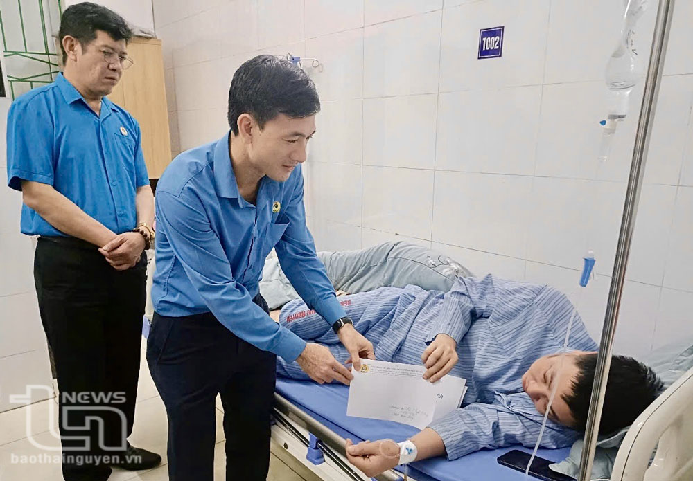 Lãnh đạo Liên đoàn Lao động TP. Sông Công thăm một nạn nhân trong vụ nổ lò hơi tại Công ty TNHH Hương Đông.