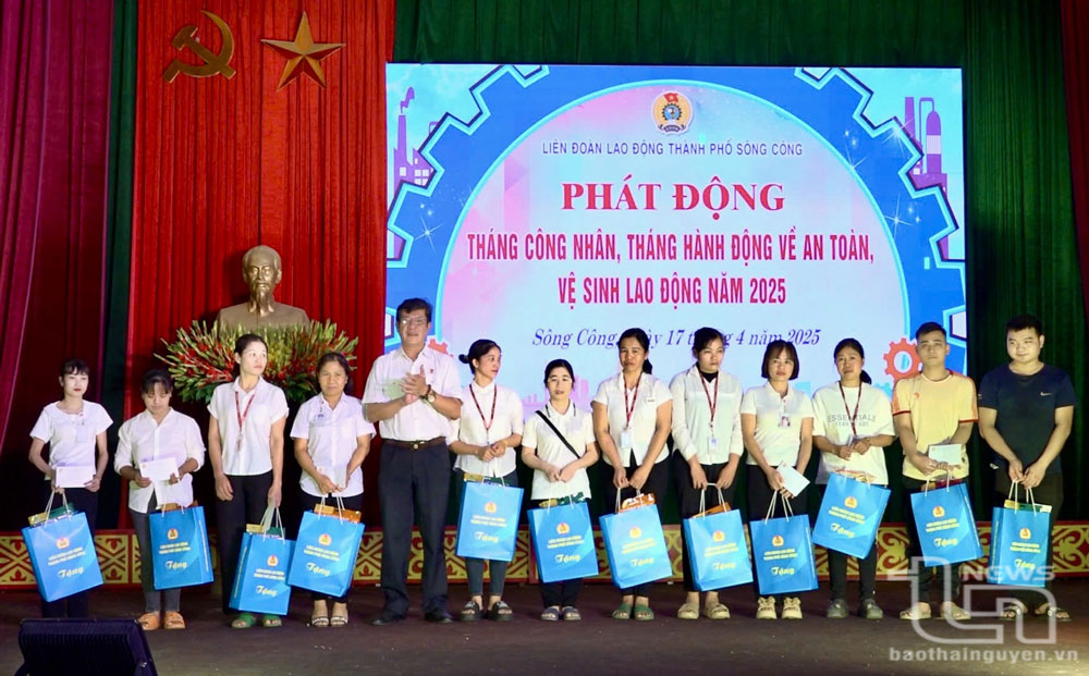 Lãnh đạo TP. Sông Công tặng quà cho công nhân có hoàn cảnh khó khăn tại Lễ phát động Tháng Công nhân, Tháng hành động về an toàn, vệ sinh lao động năm 2025.
