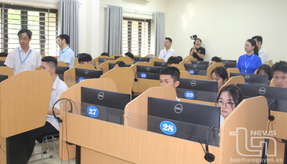 Thí sinh tham dự vòng Chung kết cuộc thi thiết kế 3D sáng tạo nông cụ “Thái Nguyên xanh”.