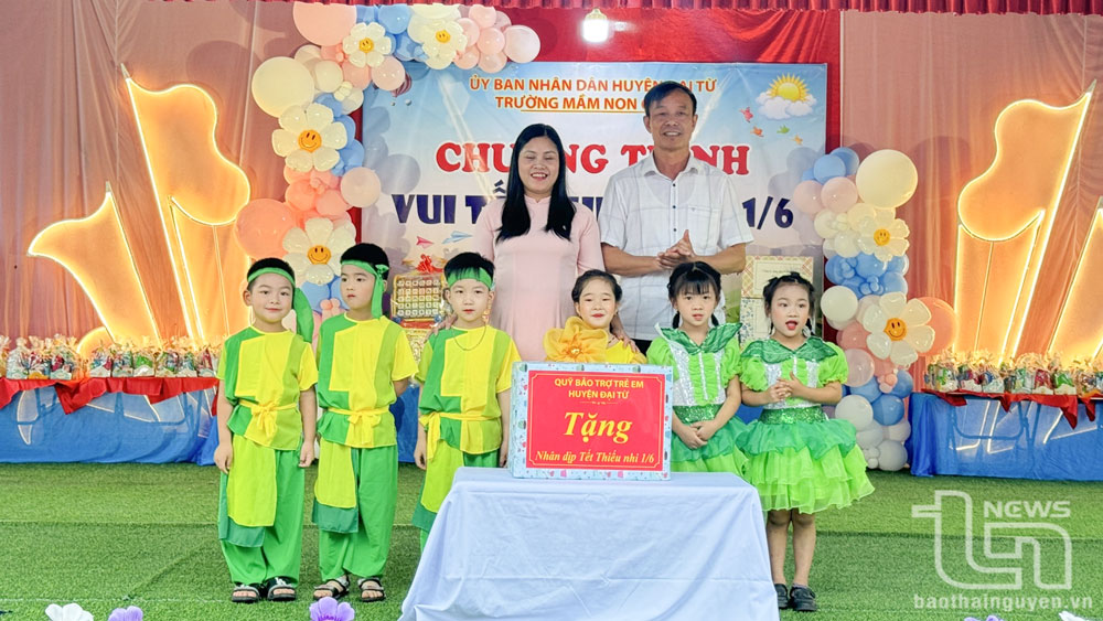 Lãnh đạo huyện Đại Từ tặng quà các cháu thiếu nhi nhà trường.