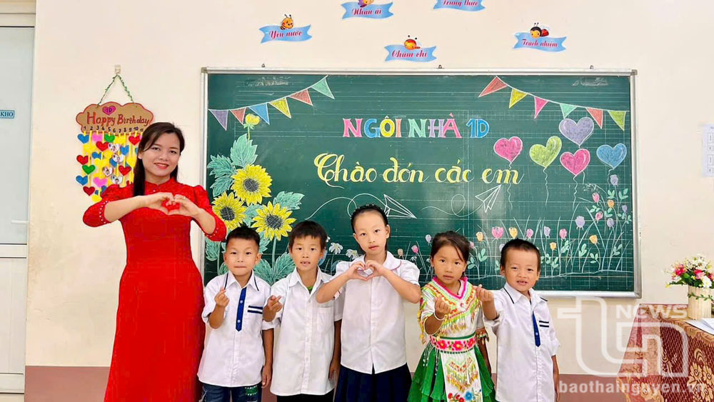 Tiết học làm quen tiếng Việt trước khi vào lớp Một của cô và trò Trường Tiểu học Quang Sơn (Đồng Hỷ).