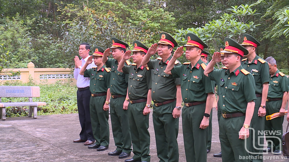 Thiếu tướng Trương Mạnh Dũng cùng đoàn công tác Quân khu 1 thắp hương tại Khu di tích Quốc gia Sư đoàn 308.
