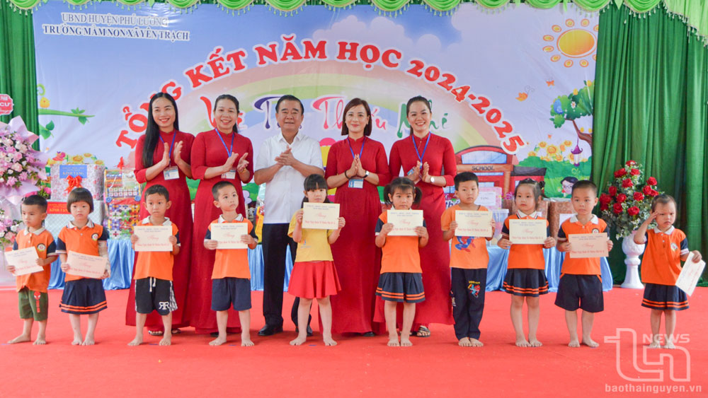 Đồng chí Phó Chủ tịch Thường trực HĐND tỉnh Đỗ Đức Công tặng quà các cháu thiếu nhi Trường Mầm non Yên Trạch.