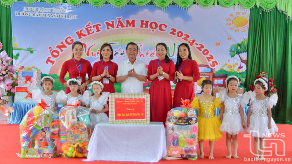 Đồng chí Phó Chủ tịch Thường trực HĐND tỉnh Đỗ Đức Công tặng quà các cháu thiếu nhi Trường Mầm non Yên Trạch.