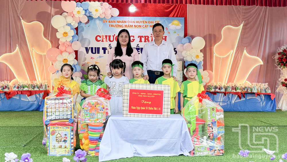 Đồng chí Chủ tịch Ủy Ban Mặt trận Tổ quốc tỉnh Dương Văn Tiến thăm và tặng quà các cháu thiếu nhi Trường Mầm non Cát Nê.