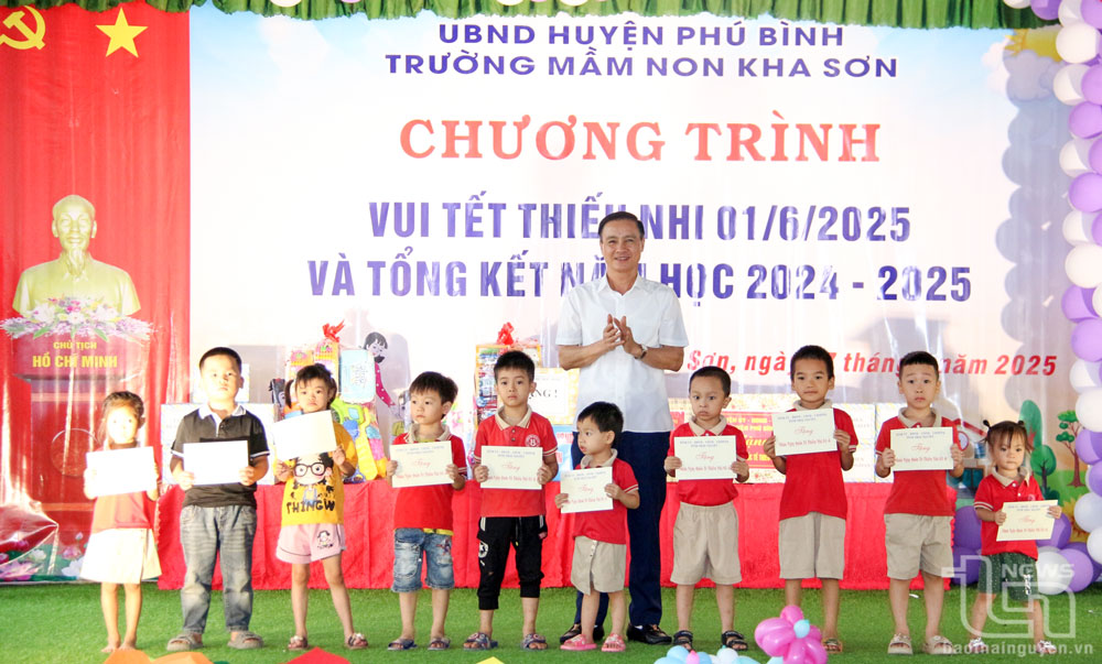 Đồng chí Trưởng Ban Tuyên giáo và Dân vận Tỉnh ủy Vũ Duy Hoàng tặng quà cho các cháu thiếu nhi có hoàn cảnh khó khăn ở Trường Mầm non Kha Sơn (Phú Bình).