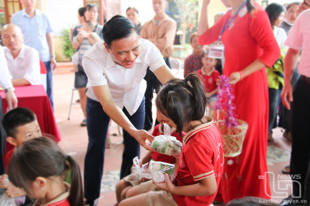 Đồng chí Trưởng Ban Tuyên giáo và Dân vận Tỉnh ủy Vũ Duy Hoàng trao quà cho các cháu thiếu nhi.