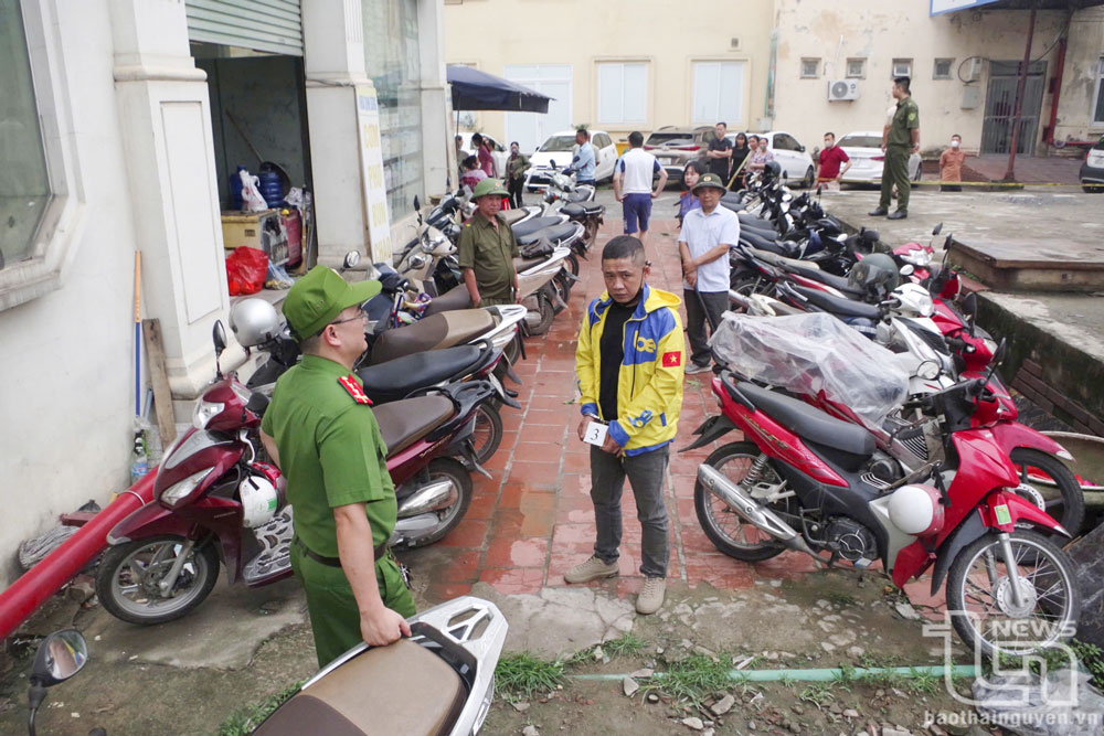 Cơ quan Công an dựng lại hiện trường vụ trộm cắp tài sản xe máy xảy ra ngày 15/5/2025 tại Bệnh viện A Thái Nguyên.
