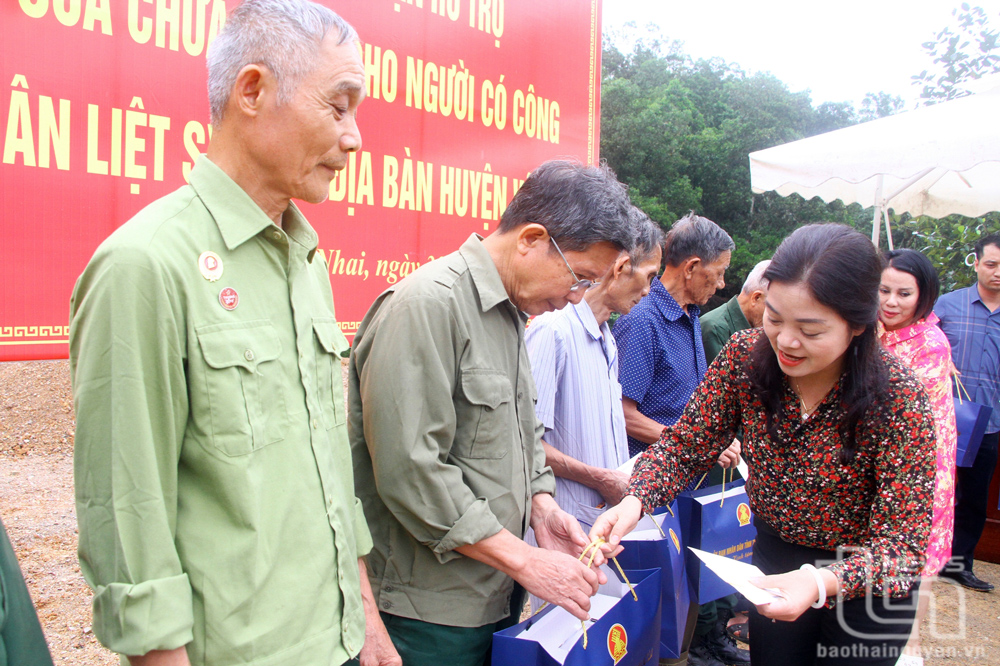 Đồng chí Phó Chủ tịch UBND tỉnh Nguyễn Thị Loan tặng quà các gia đình có công với cách mạng tại xã Lâu Thượng.