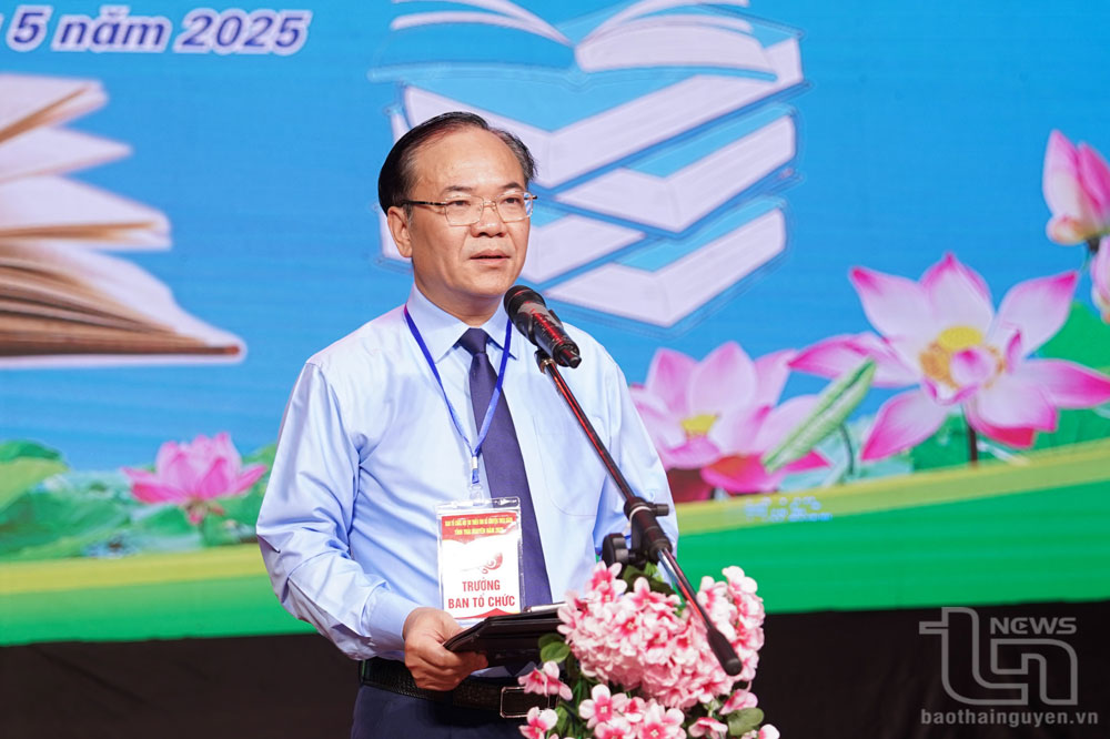 Đồng chí Đỗ Xuân Hoà, Phó Giám đốc Sở Văn hoá, Thể thao và Du lịch tỉnh phát biểu khai mạc hội thi.