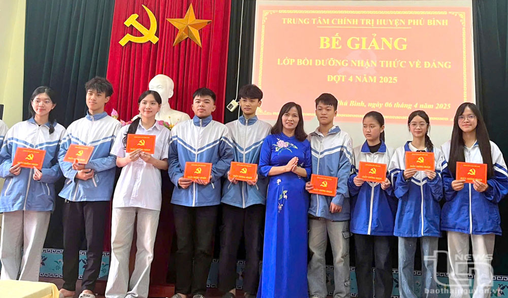 Học sinh tham gia lớp bồi dưỡng nhận thức về Đảng tại Trung tâm Chính trị huyện Phú Bình.