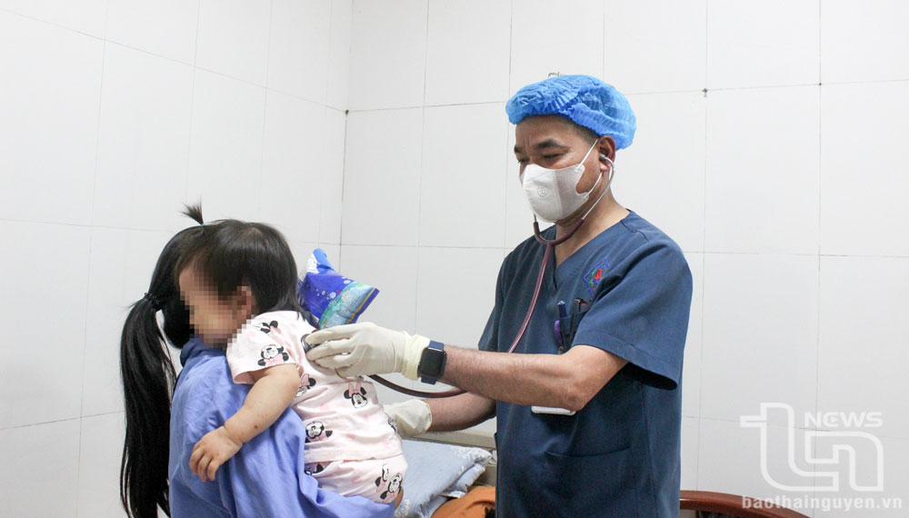 Các bệnh nhi lây bệnh tay chân miệng chủ yếu qua bạn cùng lớp hoặc nhóm trẻ chơi cùng tại nhà.