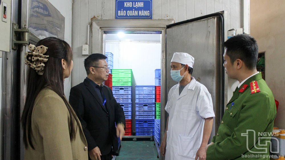 Đoàn kiểm tra liên ngành của tỉnh tiến hành kiểm tra về an toàn thực phẩm tại các cơ sở sản xuất thức ăn bán sẵn trên địa bàn TP. Thái Nguyên.