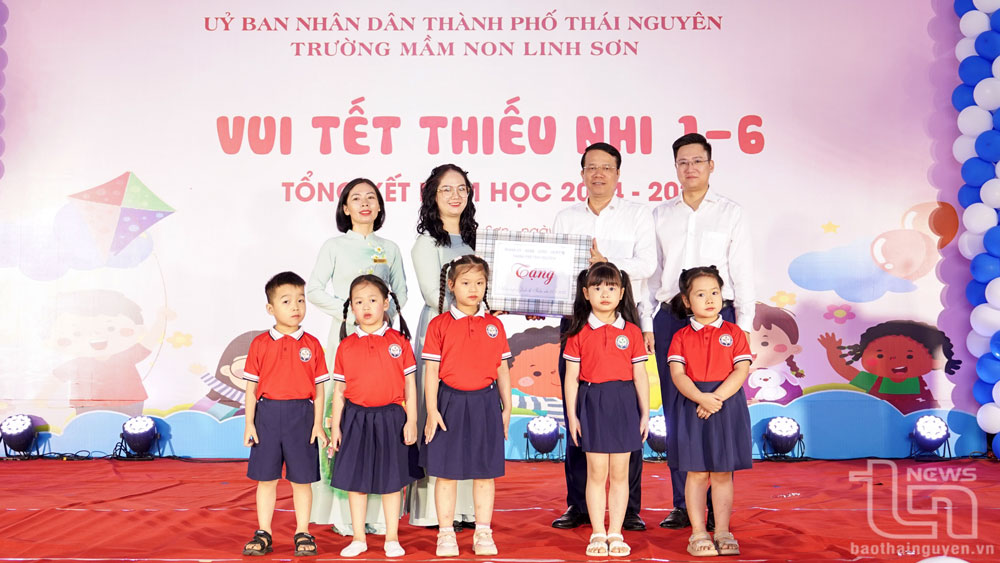 tặng 10 suất quà (mỗi suất trị giá 1 triệu đồng) cho 10 học sinh có hoàn cảnh đặc biệt