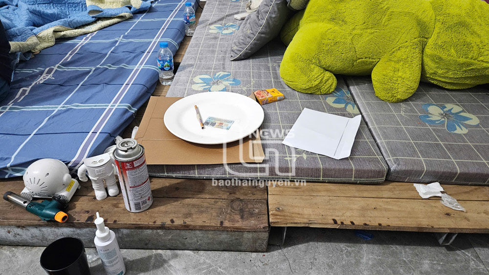 Dụng cụ các đối tượng dùng để sử dụng trái phép ma túy tổng hợp.