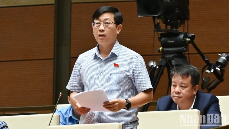 Đại biểu Nguyễn Hữu Thông (Bình Thuận) phát biểu. (Ảnh: THỦY NGUYÊN)