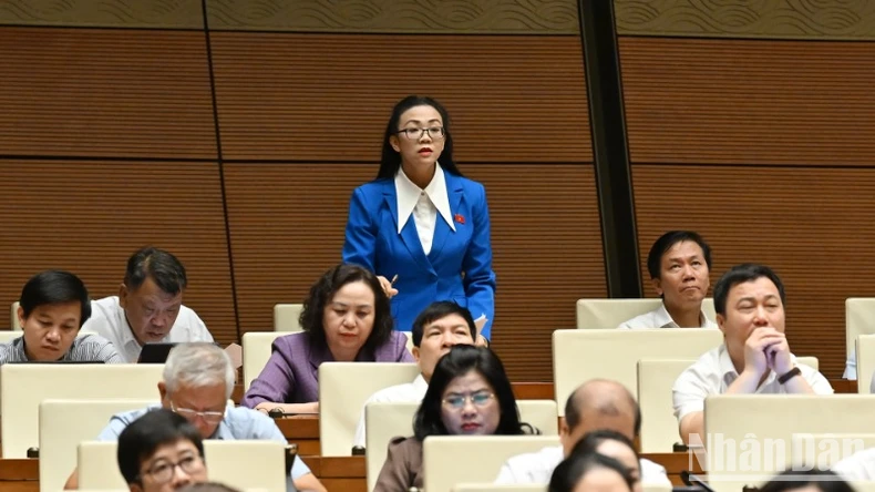 Đại biểu Trịnh Thị Tú Anh (Lâm Đồng) phát biểu. (Ảnh: THỦY NGUYÊN)