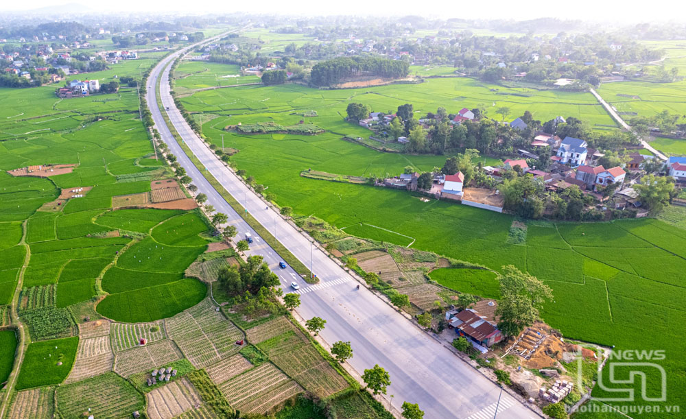 Đến nay, Phú Bình đã đạt chuẩn 9/9 tiêu chí huyện nông thôn mới nâng cao theo Quyết định số 320/QĐ-TTg ngày 8/3/2022 của Thủ tướng Chính phủ. Ảnh: L.K