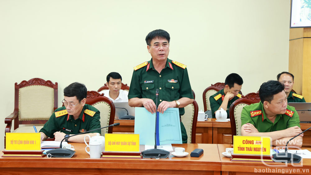 Đại tá Trần Ngọc Tiến, Ủy viên Ban Thường vụ Tỉnh ủy, Chỉ huy trưởng Bộ Chỉ huy Quân sự tỉnh phát biểu tại Hội nghị.