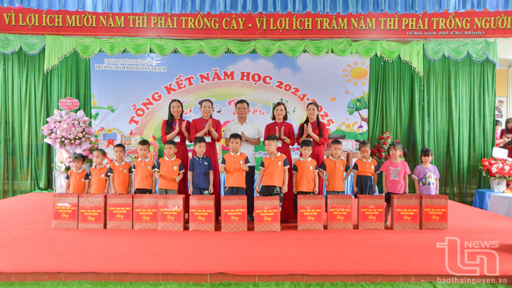 Lãnh đạo huyện Phú Lương tặng quà các cháu thiếu nhi có hoàn cảnh đặc biệt khó khăn Trường Mầm non Yên Trạch.