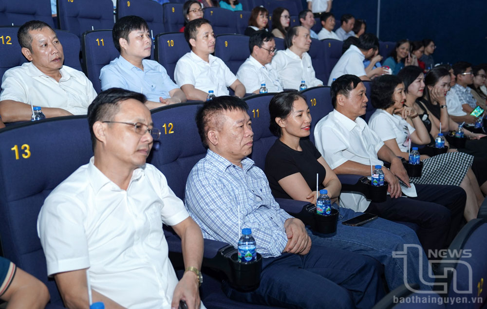 Các đại biểu xem phim tại rạp.