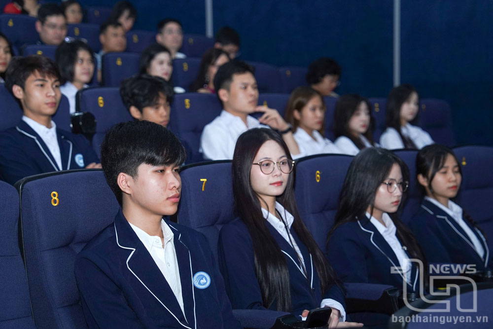 Các em học sinh xem phim tại rạp.