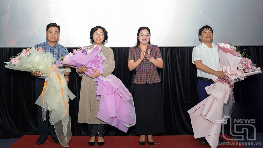 Đồng chí Nguyễn Thị Loan, Phó Chủ tịch UBND tỉnh tặng hoa chúc mừng đội ngũ sản xuất phim.