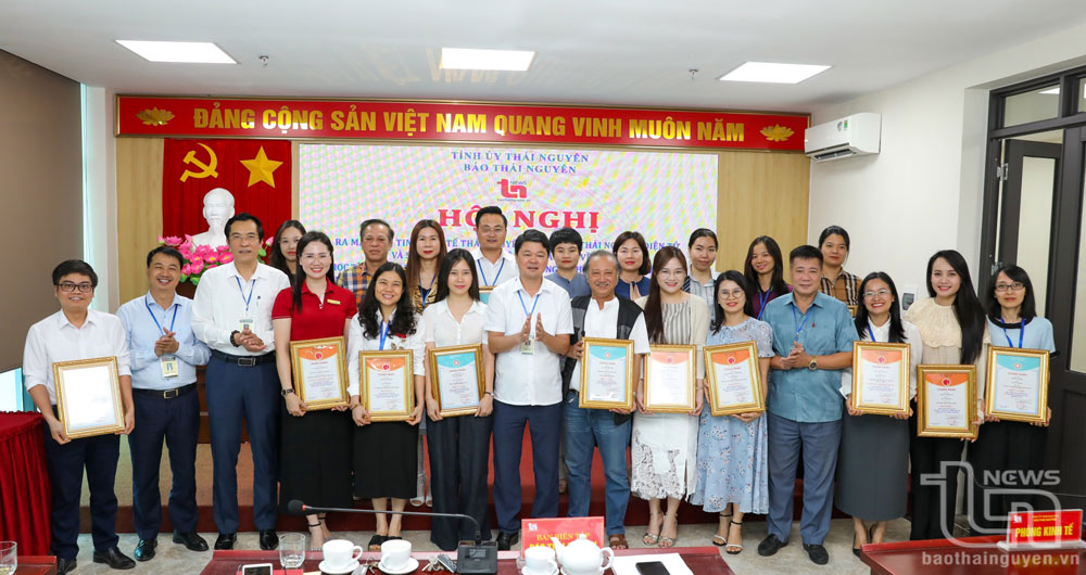 Ban Tổ chức chụp ảnh lưu niệm với các tác giả, nhóm tác giả đoạt giải Cuộc thi báo chí về chủ đề “Học tập và làm theo tư tưởng, đạo đức, phong cách Hồ Chí Minh năm 2025 và Cuộc thi ảnh báo chí “Thái Nguyên - Góc nhìn cuộc sống” năm 2023-2025.