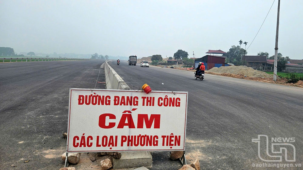 Dù đơn vị thi công đã có biển cảnh báo “Đường đang thi công, cấm các loại phương tiện” nhưng nhiều người dân vẫn cố tình vi phạm.