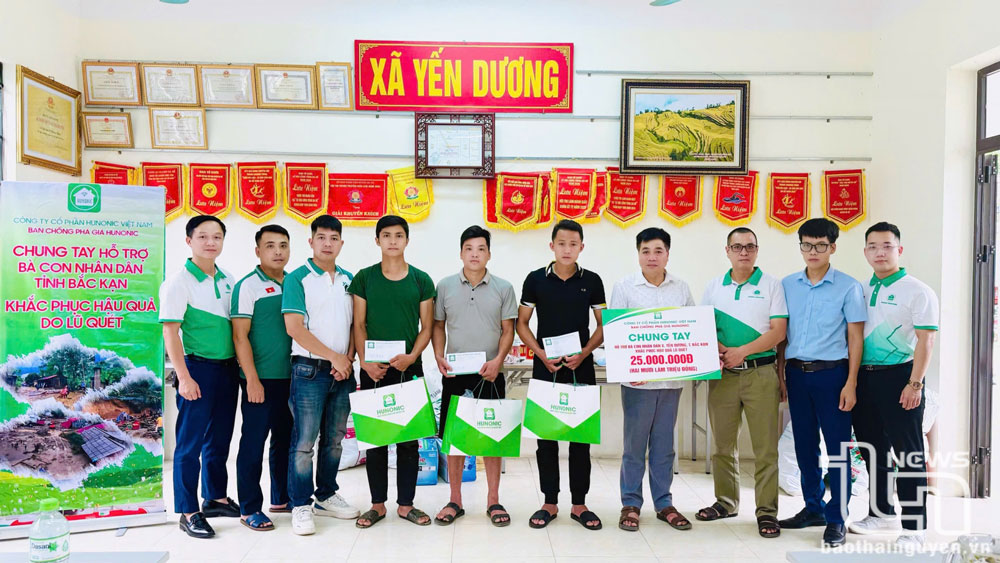 Đoàn tặng quà các hộ dân tại xã Yến Dương.