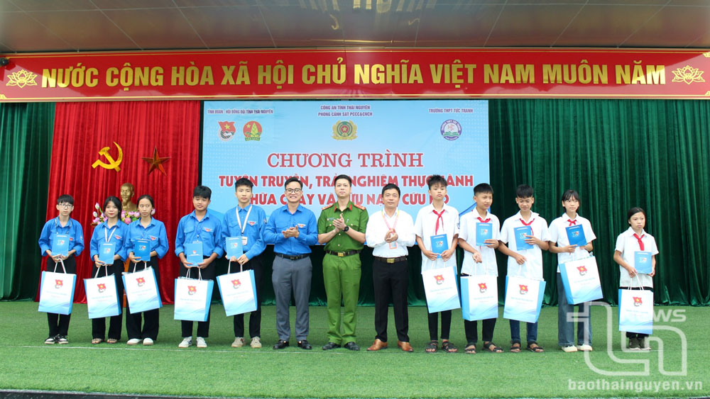 Ban Tổ chức chương trình trao tặng 10 suất quà cho các em học sinh có hoàn cảnh khó khăn vươn lên học tốt.